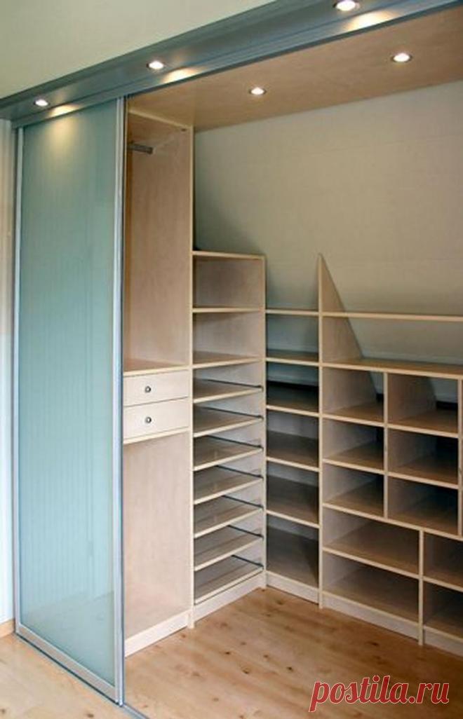 Foto: inloopkast, niet groot maar wel handig gebruik gemaakt van schuine wand. Geplaatst door sdikken op Welke.nl