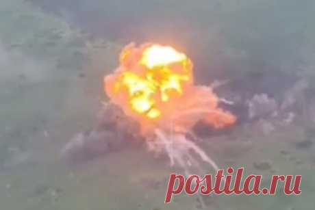 Российские военные уничтожили украинские позиции трофейным танком-камикадзе. Российские военнослужащие превратили танк ВСУ в дрон-камикадзе и отправили на украинские позиции у Марьинки под Донецком. В частности, боевую машину снарядили шестью тоннами тротила. Танк не доехал до противника, подорвавшись на мине. «Рядом все явно разминировало, а позиции повредило», — пишут военкоры.