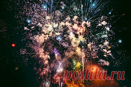 Пиротехник назвал главные ошибки при выборе и запуске фейерверков. Чтобы праздник удался, а не стал бедой, нужно крайне внимательно относиться к пиротехнике, так как это лишь условно безопасные вещи, сказал пиротехник Игорь Алексеев. В беседе с «Лентой.ру» он назвал главные ошибки при выборе и запуске салютов. Приобретать пиротехнику эксперт посоветовал в специализированных магазинах.
