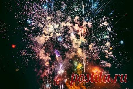 Пиротехник назвал главные ошибки при выборе и запуске фейерверков. Чтобы праздник удался, а не стал бедой, нужно крайне внимательно относиться к пиротехнике, так как это лишь условно безопасные вещи, сказал пиротехник Игорь Алексеев. В беседе с «Лентой.ру» он назвал главные ошибки при выборе и запуске салютов. Приобретать пиротехнику эксперт посоветовал в специализированных магазинах.