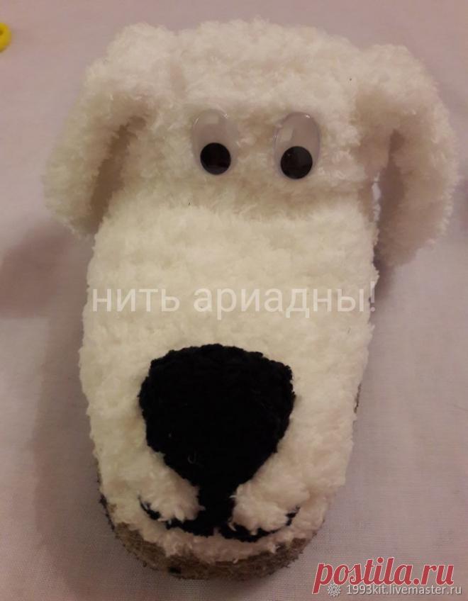 Создаем милые тапочки-собачки Надеюсь, что этот мастер-класс будет вам полезен! Данный мастер-класс разработан не для новичков и будет понятен и полезен тем, кто уже имеет опыт в вязании крючком. Не за горами Новый 2018 год — год желтой собаки, поэтому мы с вами и свяжем тапочки-собачки. Поменяв цвет ниток и форму ушек, песиков можно приблизить к определенной породе. Такие тапочки определенно придутся по душе людям любого пола и всех возрастов.