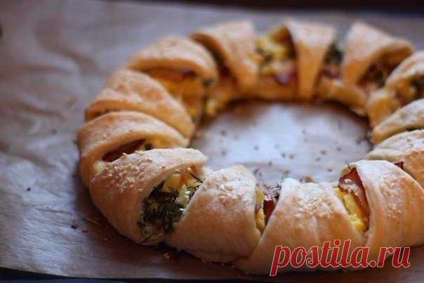 Сытное блюдо ресторанного уровня: Пирог-венок с беконом, яйцами и сыром Муж влюбиться в этот чудо пирог!