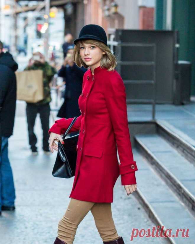 СТИЛЬ НАЕЗДНИЦ: ЗВЕЗДЫ В ЖОКЕЙСКИХ ШЛЯПАХ