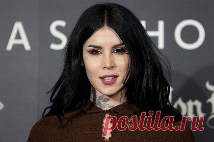 Основатель известного косметического бренда избавилась от готического особняка. Татуировщица и основательница бренда косметики Kat Von D Beauty Кэт фон Ди избавилась от готического особняка, в который она перестроила дом из семейной комедии «Оптом дешевле». Об этом сообщает Dirt. Покупателем необычного объекта 1896 года постройки стал совладелец кладбища Hollywood Forever Тайлер Кэссити.