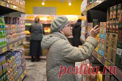 Россиян предупредили о риске роста цен на чай и кофе. Розничные цены на чай и кофе в России могут увеличиться в случае затягивания кризисной ситуации в Красном море из-за участившихся случаев ракетных атак по торговым судам со стороны йеменских повстанцев-хуситов из военизированной группировки «Ансар Алла». Об этом заявил глава ассоциации «Росчайкофе» Рамаз Чантурия.