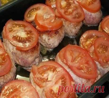 Котлетки под шубкой. Пальчики оближете, безумно вкусно!
Ингредиенты:
-Фарш (из индейки) - 1 кг
-Яйцо куриное - 2 шт
-Батон (белый, без корочки) - 0, 5 шт
-Майонез (для фарша + немного для поливки) - 2 ст. л.
-Молоко - 120 мл
-Соль
-Перец
-Сыр твердый (для начинки - 50 г; для посыпки - 200 г) - 250 г
-Масло сливочное - 50 г
-Помидор - 2 шт
-Масло растительное
Приготовление:
Фарш я обычно готовлю из грудки и филе бедра 1:1. Мясо помыть, обсушить и измельчить с помощью процессора.
Булку замочит