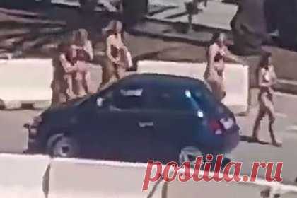 Толпа туристок в бикини прогулялась по городу в Европе и попала на видео
