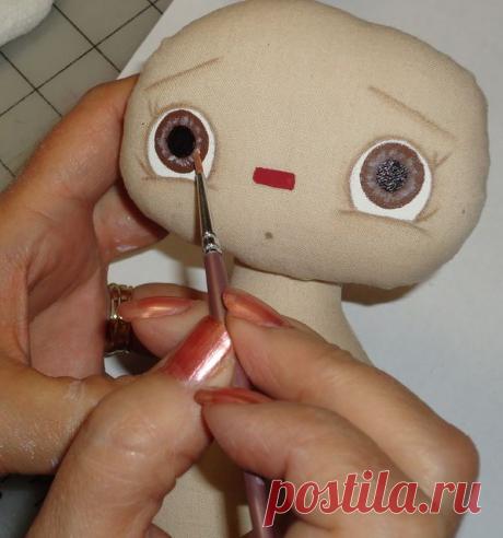 Рисуем куколкам глазки