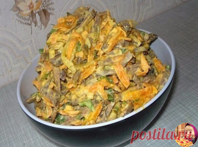 ПЕЧЁНОЧНЫЙ САЛАТ 

ИНГРЕДИЕНТЫ:
● 0,5 кг говяжьей или телячьей печени
● 2 морковки
● 2 луковицы
● 3 средние соленые огурцы (200 г)
● 1 банка консервированного зеленого горошка
● соль, перец, майонез по вкусу.

ПРИГОТОВЛЕНИЕ:
Печень отварить в подсоленной воде, охладить и натереть на крупной терке.Лук порезать четверть кольцами, поджарить на растительном масле до прозрачности, добавить потертую на крупной терке морковь и потушить пока морковь не станет мягче. Снять с огня, ...