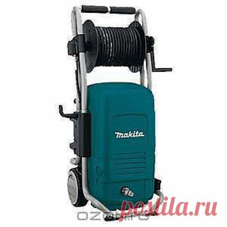 Makita HW140 минимойка
Благодаря мощному электродвигателю и эффективному в работе водяному насосу мини-мойка Makita HW140 чрезвычайно производительна. За час она способна пропустить через себя до 500 литров воды, а обеспечиваемое при этом давление на выходе достигает 140 бар. Этого вполне достаточно, чтобы быстро очистить замшелые садовые дорожки и фундаменты, привести в порядок садовый инвентарь и технику, вымыть любое транспортное средство