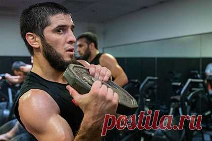 Преемник Нурмагомедова захотел помочь бывшему чемпиону UFC уйти на пенсию. Российский боец смешанного стиля (MMA) Ислам Махачев заявил о своем желании подраться с бразильцем Рафаэлем Дос Аньосом. По словам Махачева, он готов помочь бывшему чемпиону UFC «уйти на пенсию». «Этот парень вечно убегает. Он старый. Да, понимаю, что он хочет подзаработать», — отметил он.