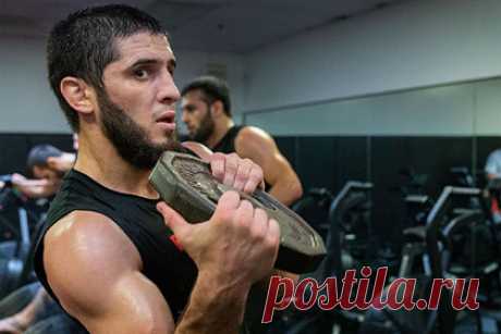 Преемник Нурмагомедова захотел помочь бывшему чемпиону UFC уйти на пенсию. Российский боец смешанного стиля (MMA) Ислам Махачев заявил о своем желании подраться с бразильцем Рафаэлем Дос Аньосом. По словам Махачева, он готов помочь бывшему чемпиону UFC «уйти на пенсию». «Этот парень вечно убегает. Он старый. Да, понимаю, что он хочет подзаработать», — отметил он.