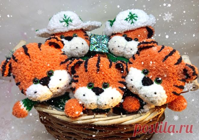 PDF Плюшевые Тигрята крючком. FREE crochet pattern; Аmigurumi animal patterns. Амигуруми схемы и описания на русском. Вязаные игрушки и поделки своими руками #amimore - тигр из плюшевой пряжи, плюшевый тигрёнок, котик, кот, кошечка, кошка, котенок.