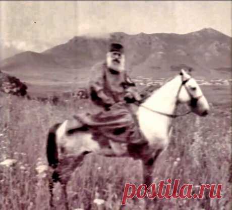 Պատմական Մեծ Դէմքեր. Խրիմեան Հայրիկ Եւ Իր Ժամանակները...ՄԵԾՆ ՀԱՅ
Հայրիկ իր սպիտակ ձիուն վրայ
Նկարում՝ Խրիմյան Հայրիկը Դսեղում, Թումանյանի եղբոր՝ Ռոստոմի ձիու վրա:

Մարդիկ արարչի կողմից ծնվում են ազատ, հավասար և միայն ստեղծված նյութական պատճառների ուժով են դառնում տերեր ու ճորտեր:
Մխիթար Գոշ «Դատաստանագիրք»

Խրիմեան Հայրիկ 26 յուլիս 1898-ին, Գարեգին եւ Կորիւն Վարդապետներուն ու երկու շաթիրներու ընկերակցութեամբ, իր սպիտակ ձին հեծնելով ուղեւորութեան ելաւ դէպի Սիւնիք եւ Արցախ: