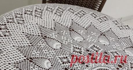 Toalha  de mesa redonda em crochet !      Enfim pronta !!!   Minha toalha em crochet ficou linda !!!   Desculpem a minha falta de modéstia, mas o resultado final me agradou muit...