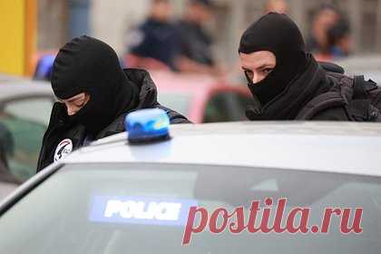 Напавший с ножом на школу во Франции оказался уроженцем России. Молодой человек, напавший с ножом на школу во французском городе Аррас, оказался уроженцем России — это Мохамед Могоучков 2003 года рождения, имеющий чеченское происхождение. Также стало известно, что его ранее уже подозревали в радикальном исламизме. Кроме того, его семью пытались выдворить из Франции.