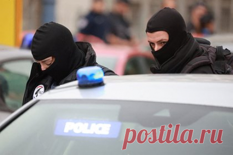 Напавший с ножом на школу во Франции оказался уроженцем России. Молодой человек, напавший с ножом на школу во французском городе Аррас, оказался уроженцем России — это Мохамед Могоучков 2003 года рождения, имеющий чеченское происхождение. Также стало известно, что его ранее уже подозревали в радикальном исламизме. Кроме того, его семью пытались выдворить из Франции.