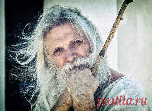 К себе будь строг, а за другими смотрит Бог. 

Симеон Афонский