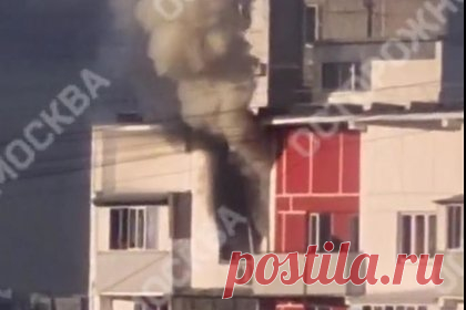 Мощный пожар в многоэтажке в Москве попал на видео
