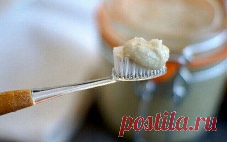 Рецепт отбеливания и лечения зубов по Неумывакину.

Он помогает практически при любых заболеваниях десен, и при этом почти моментально отбеливает зубы, растворяет камень, и залечивает маленькие ранки во рту. 
От пародонтоза, воспаления десен, от черноты у корней зубов, от зубного камня и любого болезненного состояния во рту, а также от плохого запаха изо рта 
Нужно сделать простую пасту: в 0,5 ч.л. питьевой соды добавить 10-20 капель перекиси водорода (аптечной) и нескольк...