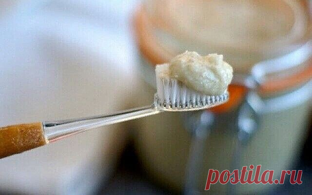 Рецепт отбеливания и лечения зубов по Неумывакину.

Он помогает практически при любых заболеваниях десен, и при этом почти моментально отбеливает зубы, растворяет камень, и залечивает маленькие ранки во рту. 
От пародонтоза, воспаления десен, от черноты у корней зубов, от зубного камня и любого болезненного состояния во рту, а также от плохого запаха изо рта 
Нужно сделать простую пасту: в 0,5 ч.л. питьевой соды добавить 10-20 капель перекиси водорода (аптечной) и нескольк...