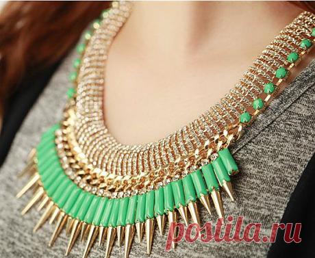 Колье с шипами