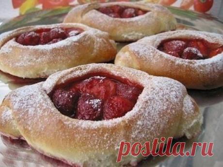 Булочки с клубникой / Свежие рецепты