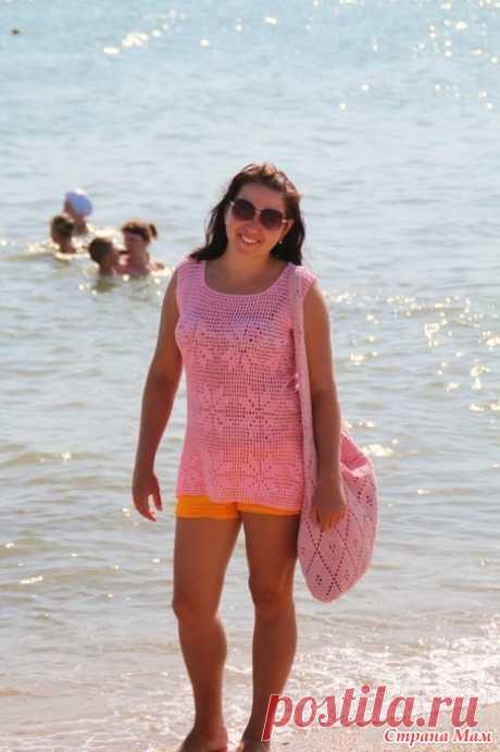 Туника пляжная из льна В этом году на пляж связалась у меня туника с сумочкой.  Туника: пряжа лён, ушло 300 грамм; сумочка: пряжа COCO хлопок ушло 300 гр(вязала в 2 сложения) крючок1,8.