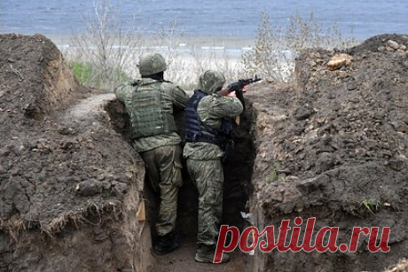 Сдача в плен, неисполнение приказа и госизмена: Верховный суд определил, за что российским военным грозит наказание. Добровольная сдача военнослужащего в плен, если он не предпринимал никаких действий, чтобы этого избежать, является преступлением. Об этом говорится в постановлении пленума Верховного суда России. Кроме того, суд разъяснил вопросы о неисполнении приказов, преступных приказах командования и госизмене.