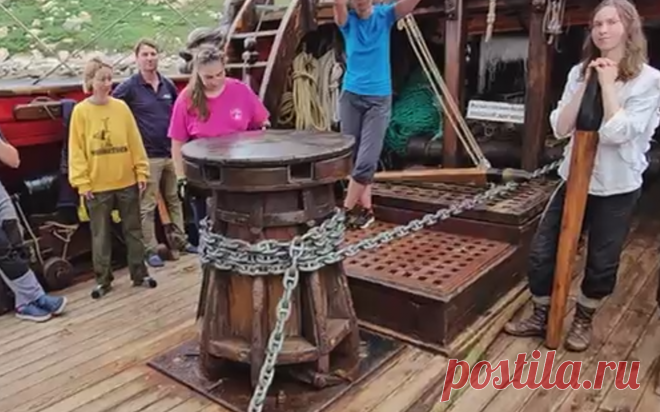 Экипаж фрегата «Штандарт» снял якорь и отправился на поиски воды и еды. Российский исторический фрегат «Штандарт» отказались пускать в порты Франции и Испании после жалоб проукраинских активистов. Капитан судна сообщал о критических запасах еды и воды. По его словам, сегодня фрегат снялся с якоря