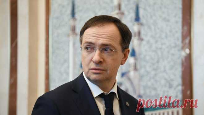 В России предложили объединить госэкзамены по истории и обществознанию. ОГЭ и ЕГЭ по истории и обществознанию разумнее будет объединить в один. С таким предложением выступил помощник президента РФ, председатель Российского военно-исторического общества Владимир Мединский на встрече с педагогами в Казанском ...