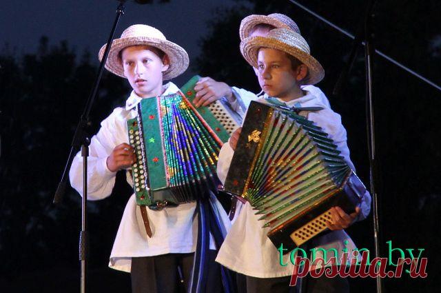 TOMIN.BY - День Независимости в Бресте завершился концертом, совместным исполнением гимна и салютом