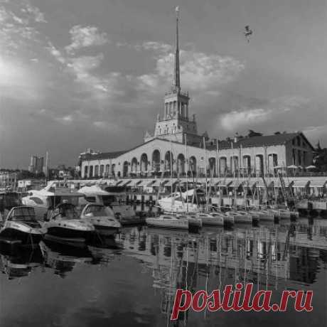 Отпуск в сентябре и бархатный сезон на морском побережье... Есть решение — совместить
Сочи поможет в этом, немного продлит уходящее лето: синее море, теплый ветер, тропические растения, солнце, вкусная еда и много интересных прогулок, экскурсий.
Город и его пригороды прекрасны тем, что здесь найдется занятие для любого вида отдыха, на любой вкус:
«потюлениться» на пляже,
взобраться в горы,
заняться дайвингом или рыбалкой,
проехаться с гидом по необычным местам,
увидеть кра...