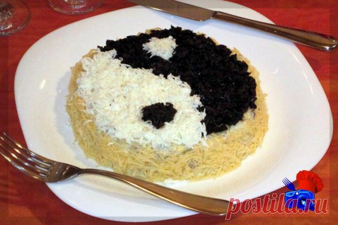 Каждой хозяйке всегда хочется удивлять гостей новыми блюдами и их оригинальностью. С любых продуктов можно приготовить, что то изысканное и новенькое.  Предлагаю вашему вниманию салат «Инь-Янь», состоящий из доступных продуктов, таких как:  картофель, яйца, сыр, лук, мясо, чернослив и майонез.  Салат притягивает своей оригинальной подачей