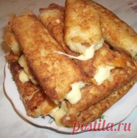 .Хрустящая корочка, картофель и мягкий сыр внутри. Вкусно)
.
Ингредиенты:
●5 средних варёных картофелин
●2 яйца
●100 г панировочных сухарей ●100 г твёрдого сыра ●растительное масло (для жарки)
●чёрный молотый перец, соль
.
Приготовление:
Картофель почистить, отварить, натереть на мелкой терке. Посолить, поперчить (можно добавить любимые специи, я добавила только черный перец).
Сыр нарезать "брусочками".
Яйца взбить вилочкой.
Влажными руками сформировать картофельные палочк...
