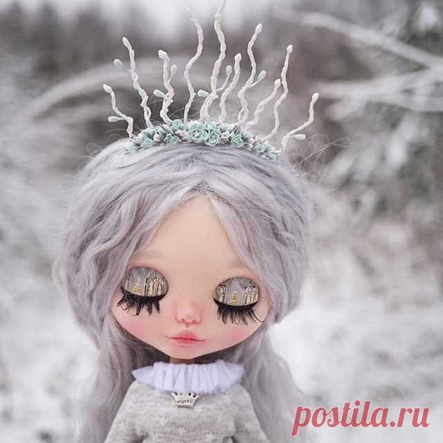 Новогодние праздники - самое время показать мою Снежную Королёву 🌬 Куколка, правда, волшебная... Только когда я ее сделала, выпал красивый снег и появились зимние пейзажи, как-будто специально, чтоб ее поснимать 📸😀 Потом Куколка уехала в путешествие в свой новый дом... И вместе с ней пропала у нас зима 😫 До сих пор нет снега, лужи и грязь 😏 Хорошо, успели прям быстренько сделать красивые кадры 😌❄️ ⠀⠀⠀ ⠀⠀⠀
⠀⠀⠀ ⠀⠀⠀
Всех поздравляю с Новым годом! 🎄🎅🏻🎁 Верим в волшебство 💫🙌✨