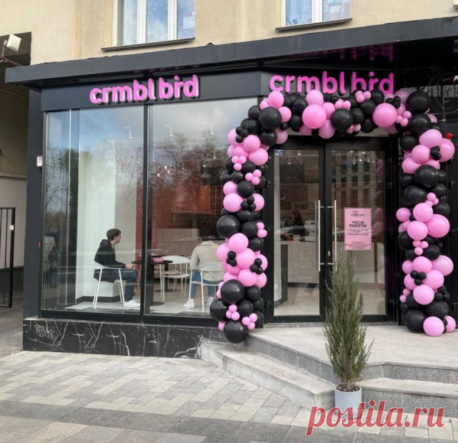 На Крымской Вал, дом 6, произошло долгожданное событие для всех любителей сладкого – открытие флагманского кафе CrmblBrd, которое уже называют гастрономической сенсацией Москвы. Бренд привез с собой уникальные крамблы, заявленные как первые в столице, и приглашает жителей и гостей города на праздник вкуса. Это место обещает стать настоящим открытием для ценителей оригинальных десертов, где каждый сможет насладиться авторской выпечкой и атмосферой нового кулинарного пространства.
