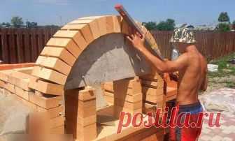 Кирпичная арка своими руками 
 
Статья содержит подробное описание технологии строительства кирпичной арки. Поэтапная инструкция с видеоуроками поможет разобраться с основными моментами расчёта, подготовки и кладки свода. Вы узнаете, как правильно собрать опалубку и не допустить ошибок при её установке. 
 
Арочный свод или перемычка — эффектное решение внешнего вида и надёжная конструкция верха любого проёма. Из-за большей длины (по сравнению с прямой перемычкой) она лучше...