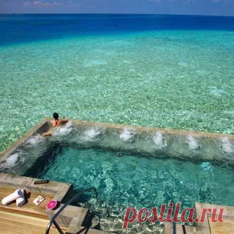Бассейн отеля Velassaru Maldives, Мальдивы.