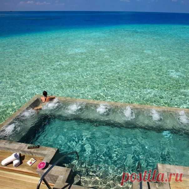 Бассейн отеля Velassaru Maldives, Мальдивы.