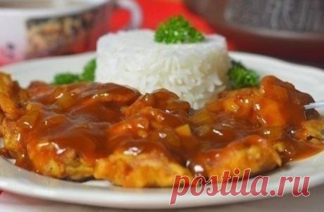 Рис с курицей в кисло-сладком соусе

Ингредиенты:

куриная грудка 400 г
рис 500 г
томатная паста – 2 ст. ложки
мед – 1 ч. ложка
лимонный сок 1 ч. ложка
соль, перец по вкусу
зелёный горошек консервированный 100г

Приготовление:

Отварите рис. Слейте воду. Смешайте с горошком. Отставьте в сторону.
Нарежьте куриное филе кусочками. Разогрейте сковороду с растительным маслом. Обжарьте курицу в течение 5 минут, помешивая.
в кружке с водой растворите мед и томатную пасту.
Влейте ...