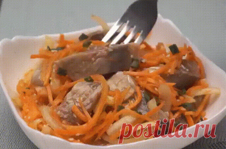 Удивительно вкусная селедка по корейски. 
Очень долго искала этот рецепт, но дело того стоило))) Попробуйте, не пожалеете.
Ингредиенты:
сельдь - 2шт. (замороженные или свежие) 
лук - 4шт. 
перец черный молотый - пол чайной ложки
перец красный молотый - пол чайной ложки 
соль - 1ст.ложка 
соус томатный - 1ст.ложка
уксус - 50-60мл. 
масло растительное - 125мл (рафинированное) 
Приготовление:
Разделить селедки на филе, вытянув кости (шкуру не снимать). 
Полученное филе порезать кусочками и сложить