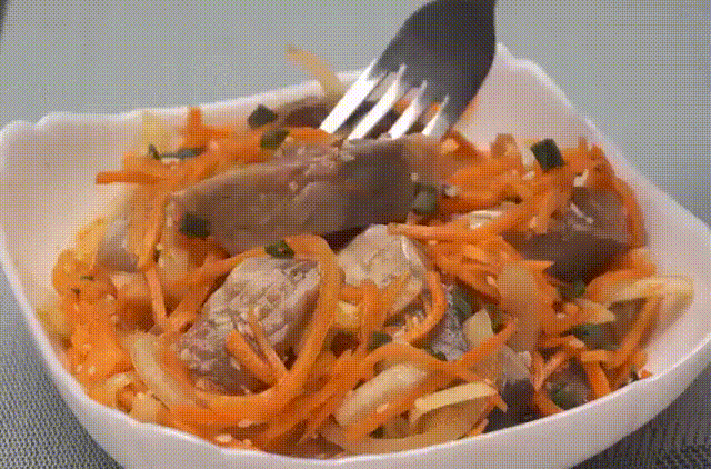 Удивительно вкусная селедка по корейски. 
Очень долго искала этот рецепт, но дело того стоило))) Попробуйте, не пожалеете.
Ингредиенты:
сельдь - 2шт. (замороженные или свежие) 
лук - 4шт. 
перец черный молотый - пол чайной ложки
перец красный молотый - пол чайной ложки 
соль - 1ст.ложка 
соус томатный - 1ст.ложка
уксус - 50-60мл. 
масло растительное - 125мл (рафинированное) 
Приготовление:
Разделить селедки на филе, вытянув кости (шкуру не снимать). 
Полученное филе порезать кусочками и сложить