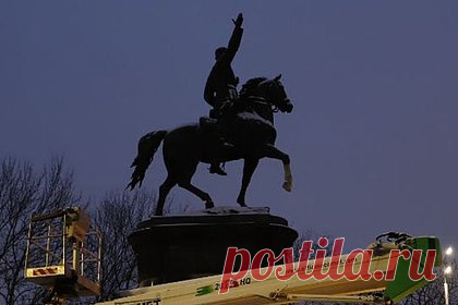 В России назвали снос памятника Щорсу в Киеве попыткой стереть память народа. Снос бронзового памятника красному командиру, герою Гражданской войны Николаю Щорсу в Киеве — это попытка стереть историческую память украинского народа. Так в беседе с «Лентой.ру» прокомментировала сообщение о демонтаже памятника первый заместитель председателя комитета Госдумы по культуре Елена Драпеко.
