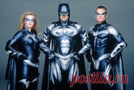 Джордж Клуни снова пожалел о своем участии в съемках «Бэтмена». Американский актер Джордж Клуни снова пожалел о своем участии в картине «Бэтмен и Робин» режиссера Джоэла Шумахера. «Я снялся лишь в одном супергеройском фильме и так облажался, что меня до сих пор не подпускают к подобным проектам», — сказал артист, добавив, что ему «физически больно» пересматривать ленту.