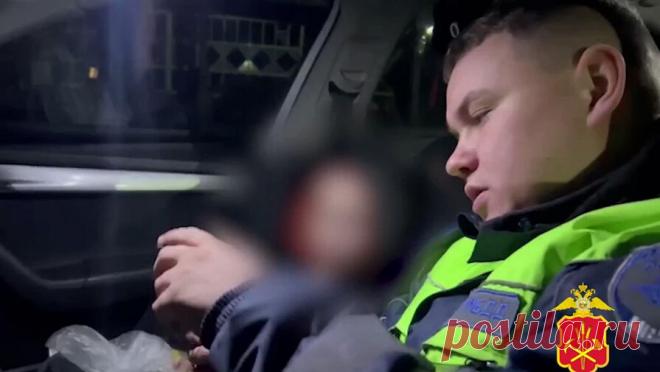 В Кузбассе пятилетний мальчик обиделся на мать, собрал игрушки и сбежал из дома. В Новокузнецке сотрудники полиции вернули домой пятилетнего ребенка, который ушел из дома после ссоры с матерью, собрав в коробку игрушки и продукты. Об этом сообщает "МВД Медиа". Посетители одного из торговых центров заметили ...