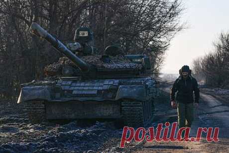 Российские военные отразили 33 атаки ВСУ за неделю на одном направлении. Российские военнослужащие отразили 33 атаки ВСУ на донецком направлении за неделю. Об этом журналистам сообщили в Минобороны России. «Южная» группировка войск отразила атаки противника, а также поразила живую силу и технику ВСУ в районах Марьинки, Курдюмовки, Раздоловки, Андреевки и Клещеевки в ДНР.
