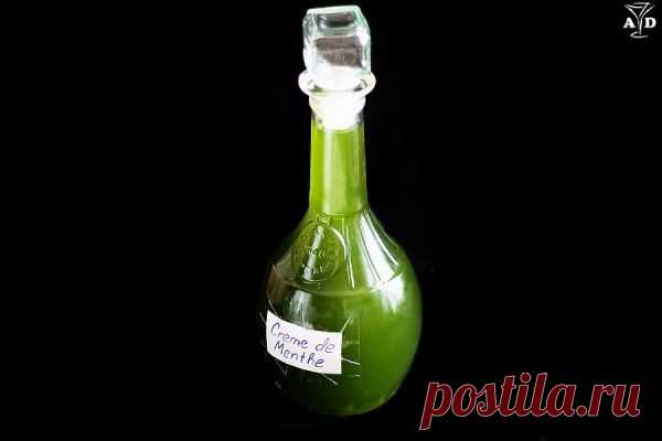 Рецепт приготовления мятного ликёра Creme de Menthe (спирт: 25 %, сахар: 35%), который используется в приготовлении таких известных коктейлей, как Grasshopper (Кузнечик) и Stinger (Стингер).