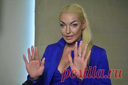 Волочкова вновь обвинила худрука балета Большого театра в домогательствах. Анастасия Волочкова рассказала о домогательствах со стороны художественного руководителя балетной труппы Большого театра Махара Вазиева. По словам танцовщицы, мужчина приставал к ней, когда ей было 18 лет. Тогда Вазиев работал в Мариинском театре, а его жена была педагогом балерины.