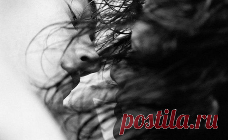 Нас заклинило при столкновении На открытости, откровенности, Словно встретились два исключения Из огромной толпы повседневности. Нас замкнуло на страсти и нежности, На томлении в ожидании, На стремлении к неизбежности И несбыточности желания Мы подсели на ласку и трепетность, На влечение до отчаянья. Мы – уставшие от неверности, Мы – застывшие от молчания. Нас друг другу в объятья бросили Поздней осенью, в дни дождливые, И теперь мы в долгу у осени, За возможность побыть счастливыми.